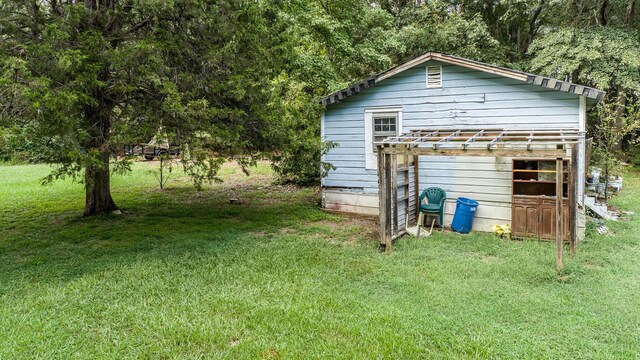 view of outdoor structure featuring a lawn