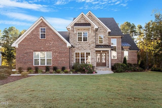 view of front of property featuring a front yard