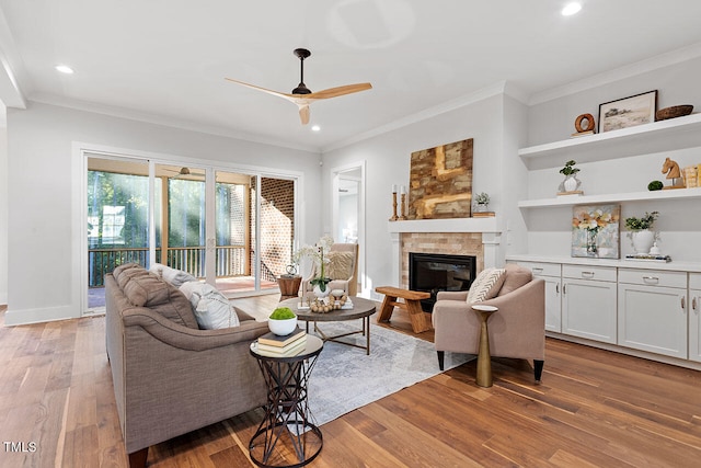 living room featuring light hardwood / wood-style flooring, ornamental molding, and ceiling fan