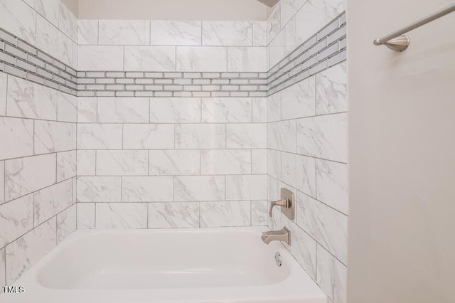 bathroom with tiled shower / bath combo