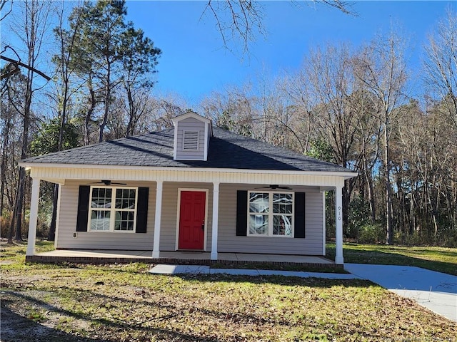 view of front of home with ceiling fan, a porch, and a front lawn