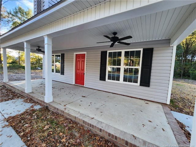 view of exterior entry featuring ceiling fan and covered porch