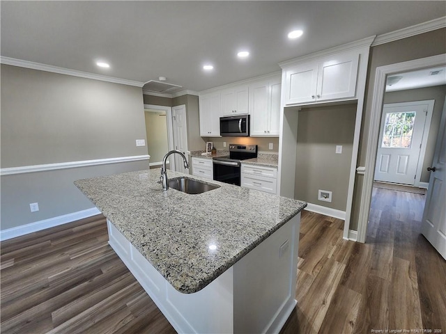 kitchen featuring white cabinets, sink, a spacious island, and stainless steel appliances