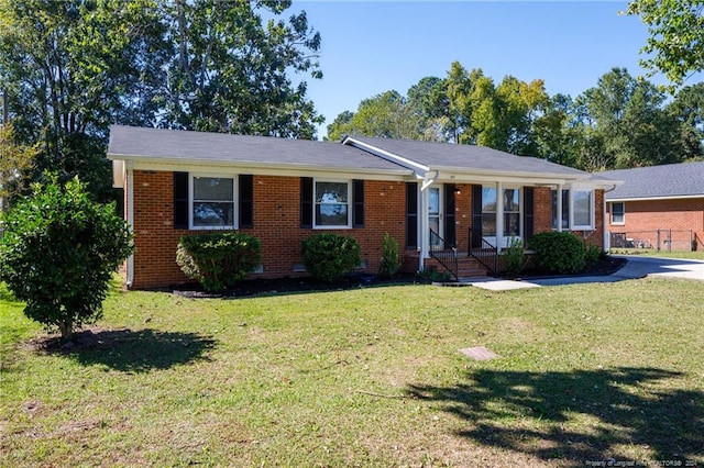 single story home with a front lawn