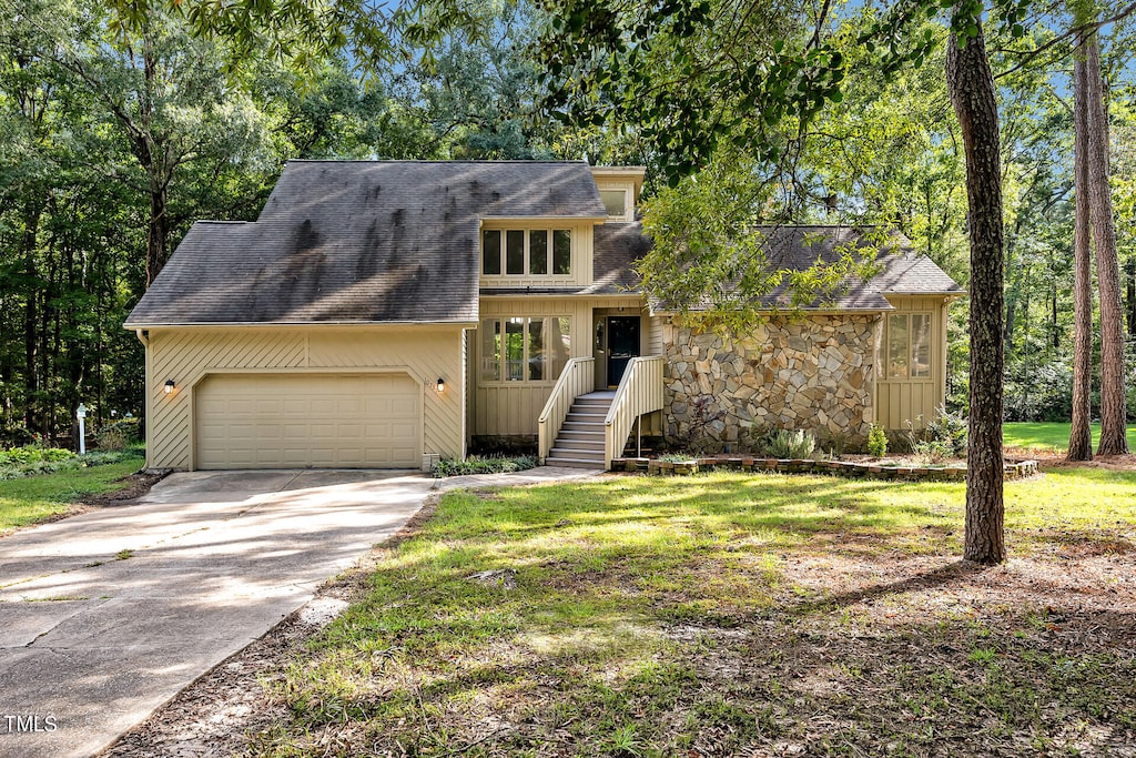 view of front of house with a front lawn