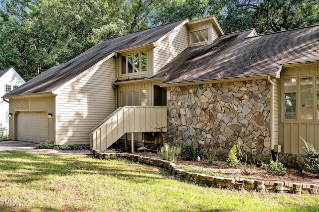 view of front facade featuring a front lawn and a garage