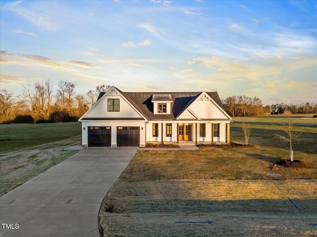 view of front facade featuring a lawn