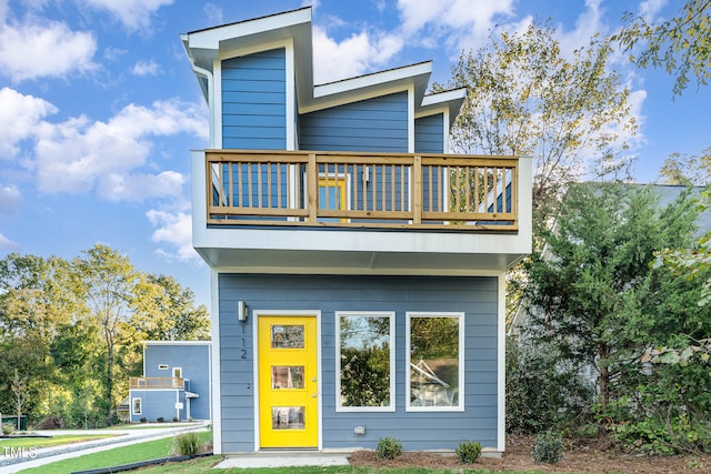 view of front of home featuring a balcony