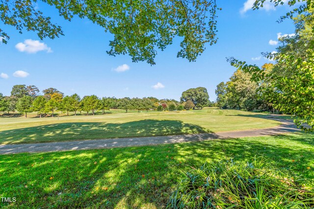 view of property's community featuring a lawn