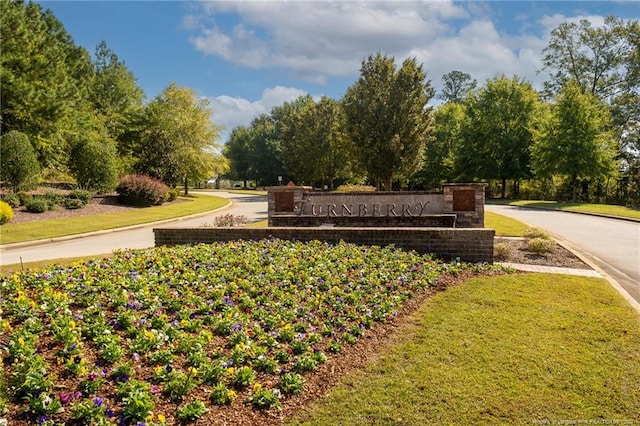 community / neighborhood sign featuring a lawn