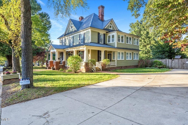 view of front facade with a front yard and a porch