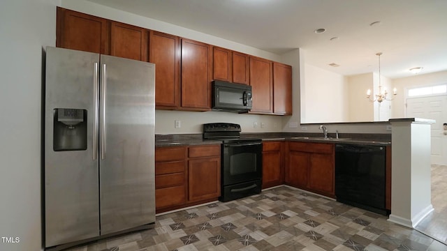 kitchen with dark countertops, a sink, black appliances, an inviting chandelier, and a peninsula