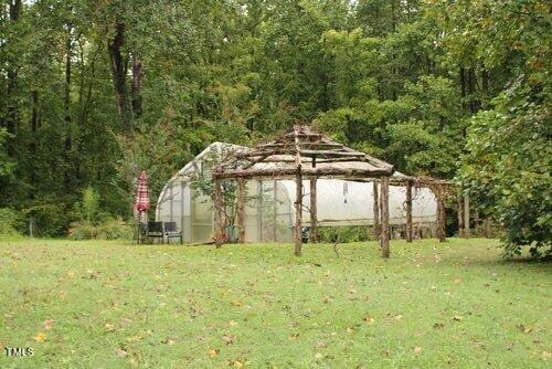 view of yard featuring an outdoor structure