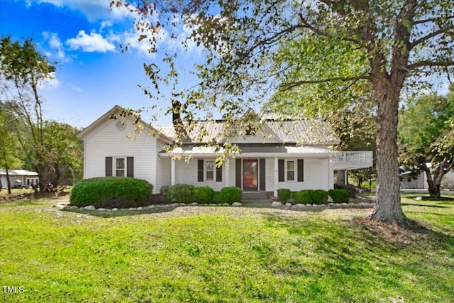 view of front of property featuring a front lawn