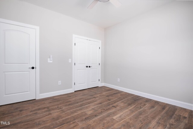 unfurnished room with dark wood-type flooring and ceiling fan