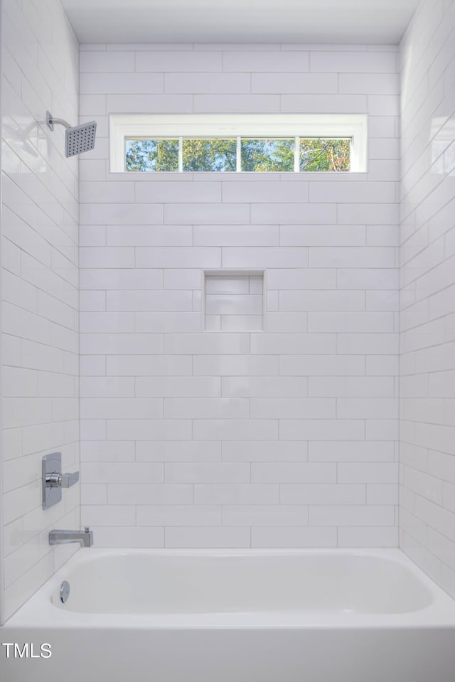 bathroom with tiled shower / bath combo