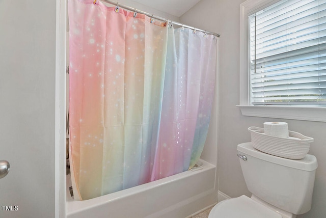 bathroom featuring plenty of natural light, shower / tub combo, and toilet