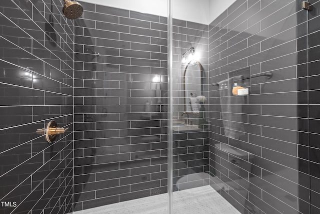 bathroom featuring tiled shower