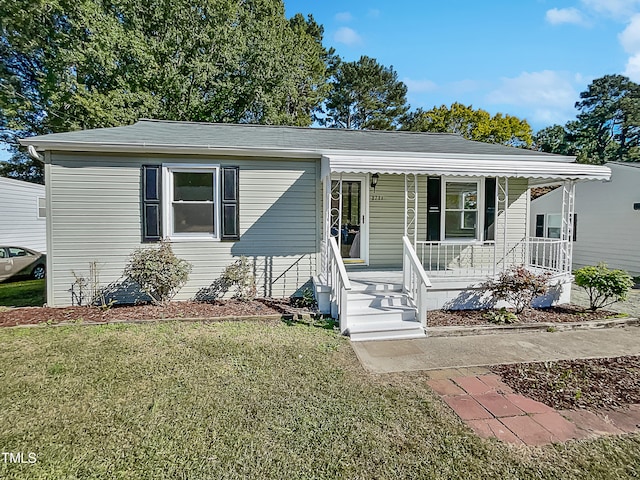 view of front of property with a front lawn and covered porch