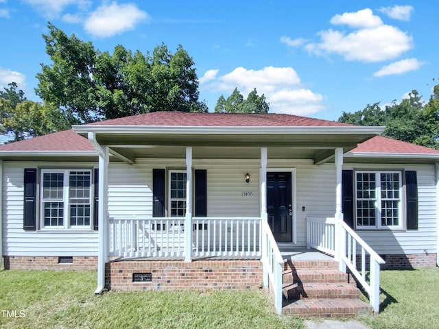 view of front facade featuring a front yard and a porch