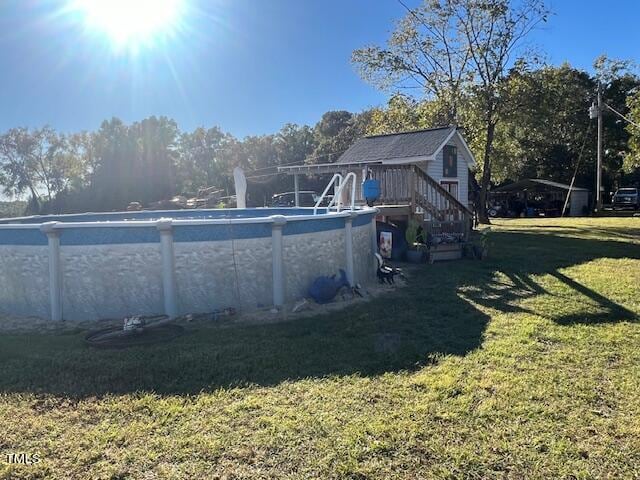 view of swimming pool featuring a yard