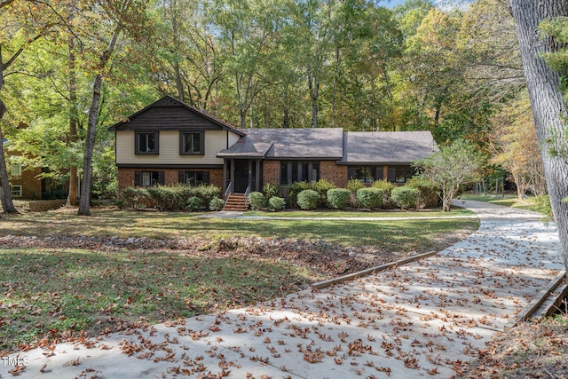 split level home with a front lawn