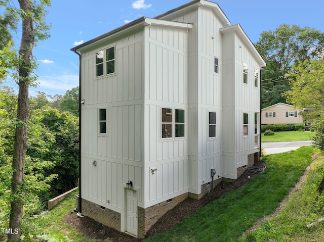 view of side of property featuring a yard