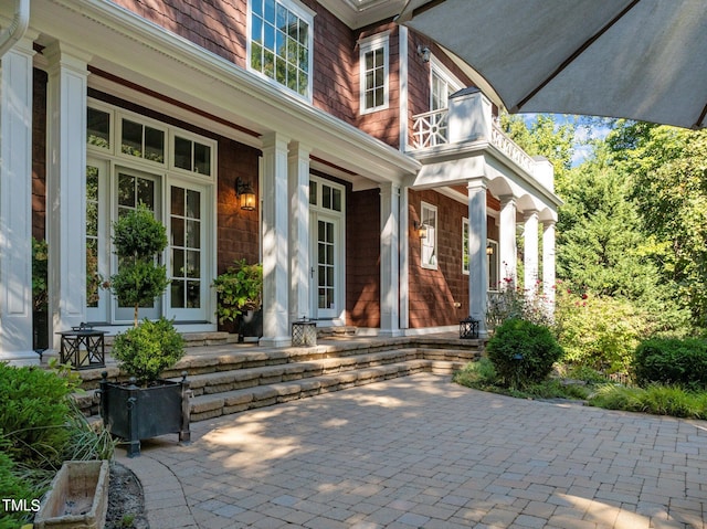 doorway to property with covered porch