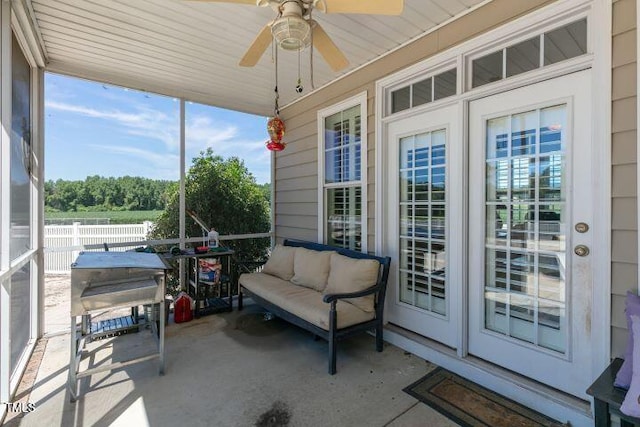 sunroom with ceiling fan