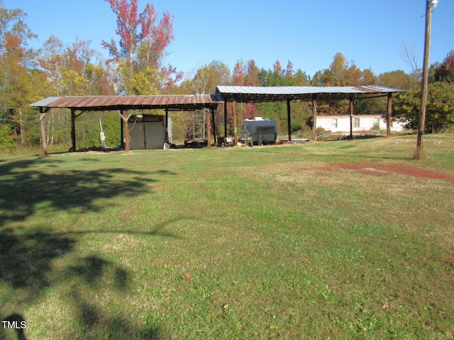 view of yard featuring a storage shed