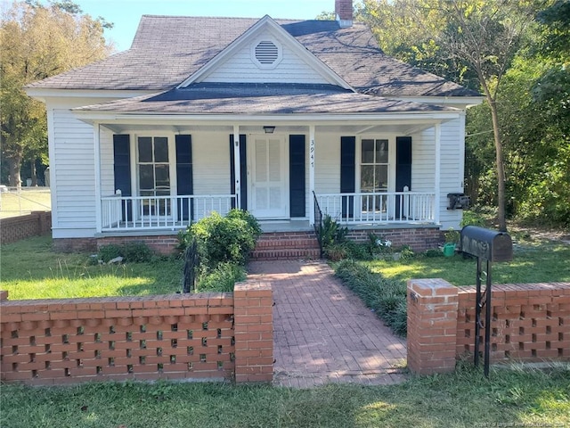 view of front of property featuring a front lawn and a porch