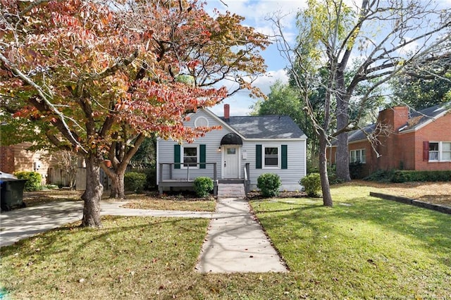 view of front of property featuring a front yard