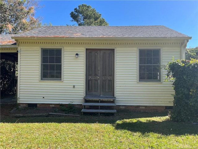 view of front of home with a front lawn