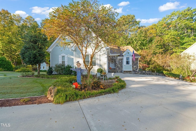 front facade featuring a front yard