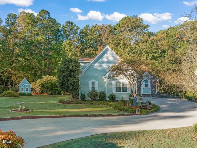 view of front of home featuring a front yard