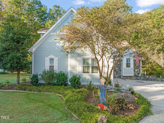 view of front of house with a front lawn