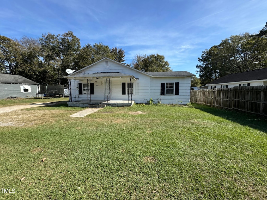 view of front of house featuring a front lawn