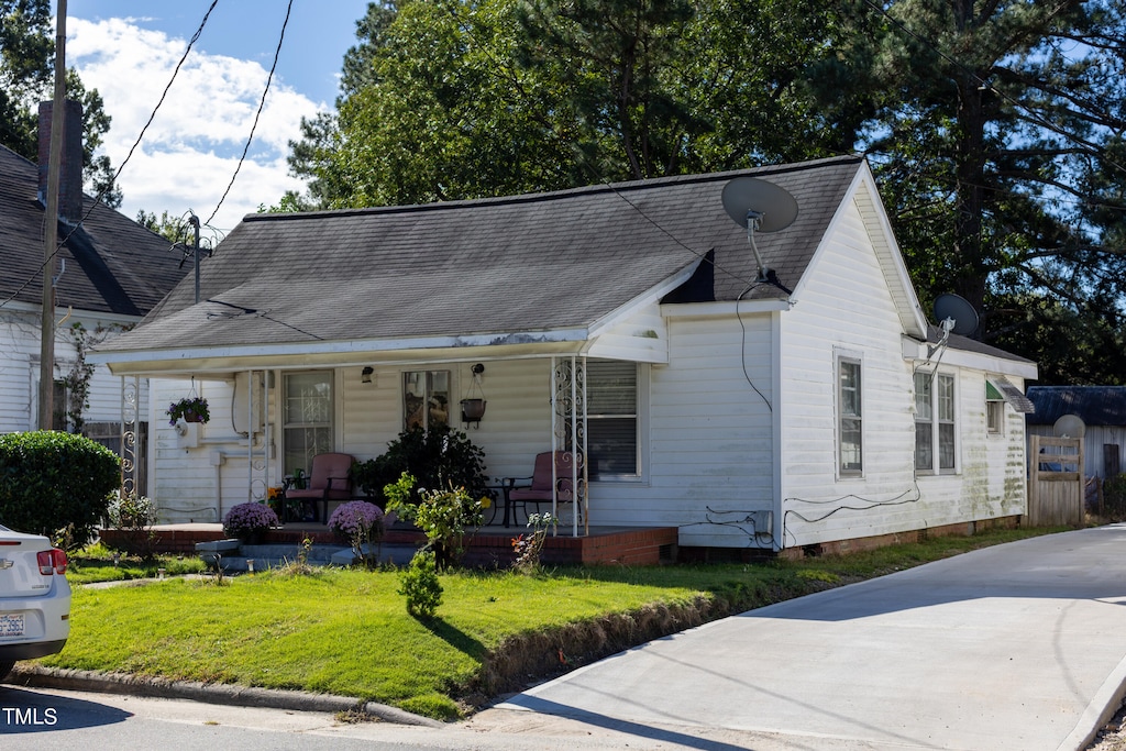 bungalow with a front yard and a porch