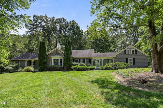 view of front of house with a front lawn