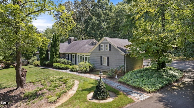 view of front facade featuring a front yard