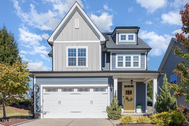 view of front facade featuring a garage