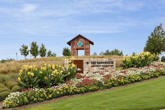 community / neighborhood sign featuring a yard