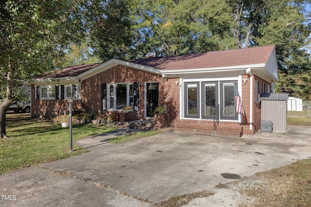 view of front of home featuring a front yard