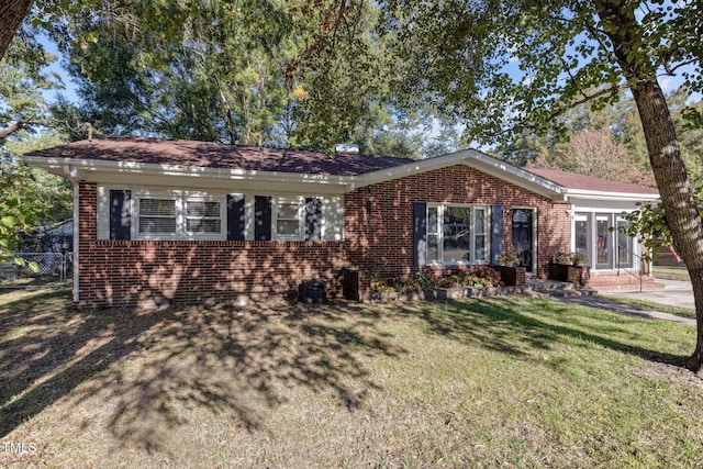 single story home featuring a front yard