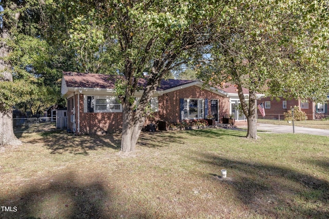 view of front facade featuring a front lawn