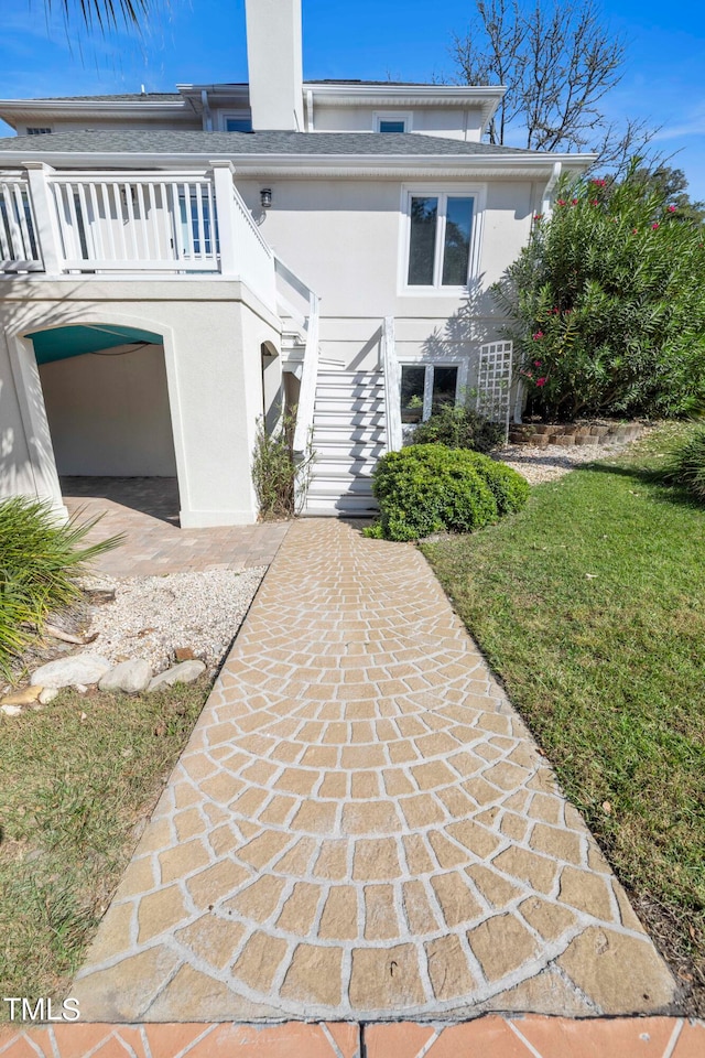 view of front facade featuring a front yard