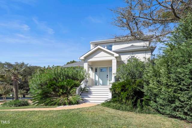 view of front of property featuring a front yard