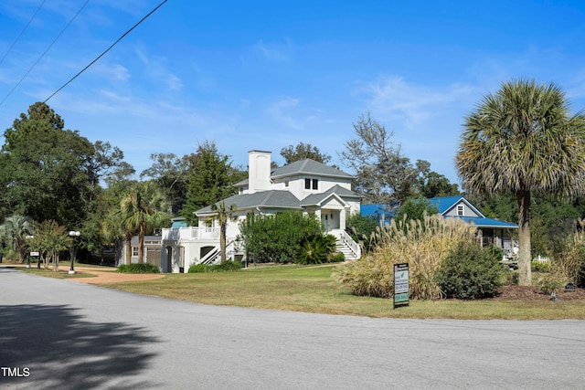 view of front of home featuring a front yard