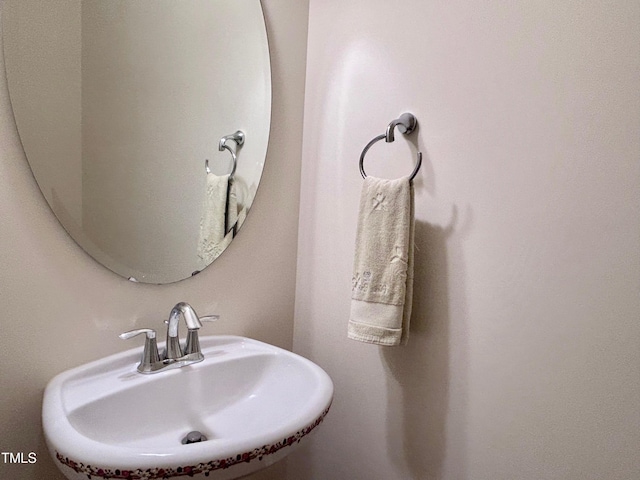 bathroom featuring sink