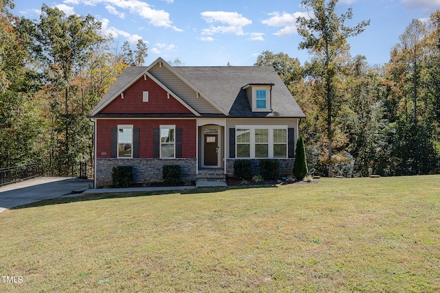 craftsman-style house featuring a front yard